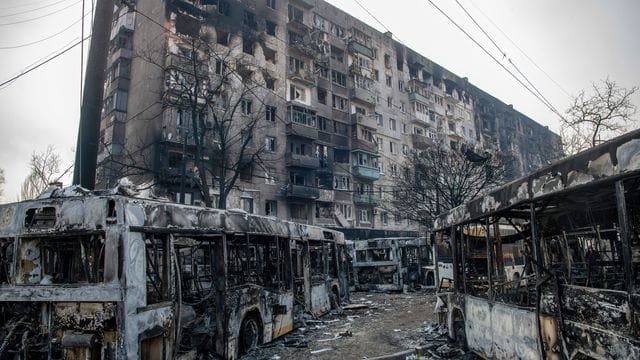 Eine Reihe von Bussen, die von den Verteidigern des ukrainischen Asow-Bataillons aufgestellt wurden, um den Vormarsch der russischen und prorussischen Kräfte zu behindern.