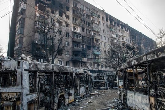 Eine Reihe von Bussen, die von den Verteidigern des ukrainischen Asow-Bataillons aufgestellt wurden, um den Vormarsch der russischen und prorussischen Kräfte zu behindern.