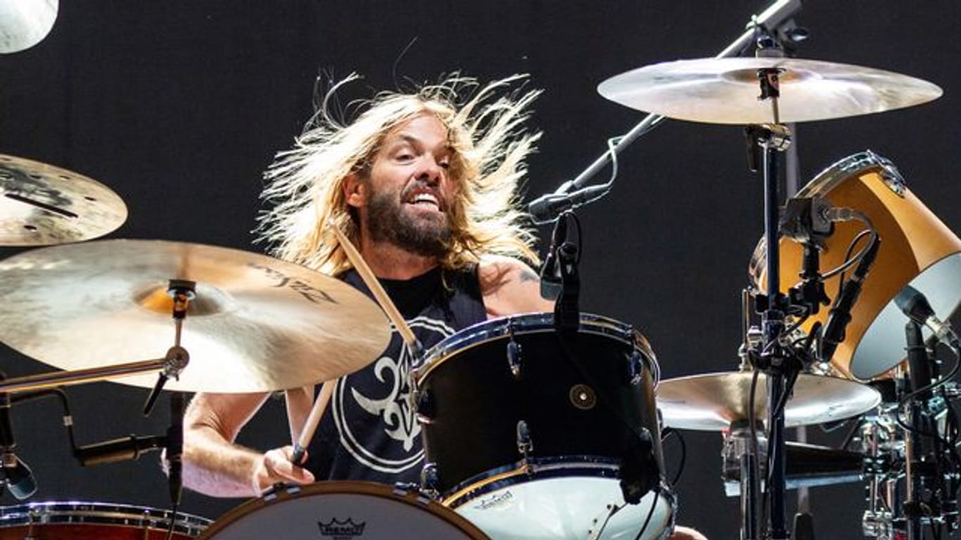Nach dem Tod von Taylor Hawkins sagen die Foo Fighters einen geplanten Auftritt bei der diesjährigen Grammy-Verleihung ab.