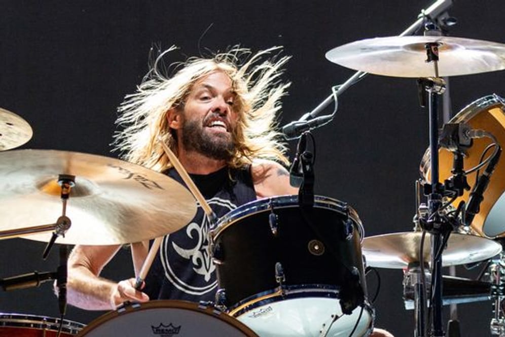 Nach dem Tod von Taylor Hawkins sagen die Foo Fighters einen geplanten Auftritt bei der diesjährigen Grammy-Verleihung ab.