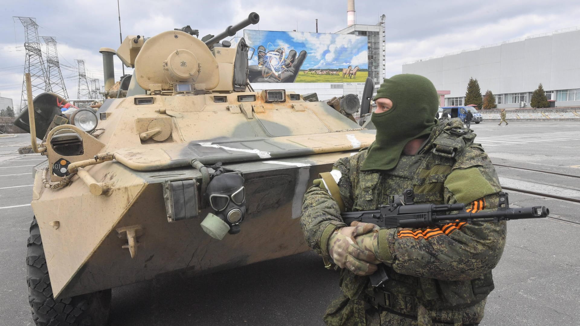 Russische Soldaten vor der Atomruine in Tschernobyl: Dutzende sollen verstrahlt worden sein, die IAEA schickt Fachleute. (Archivfoto)