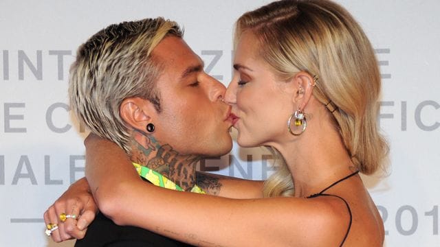 Chiara Ferragni küsst ihren Mann, den Rapper Fedez.