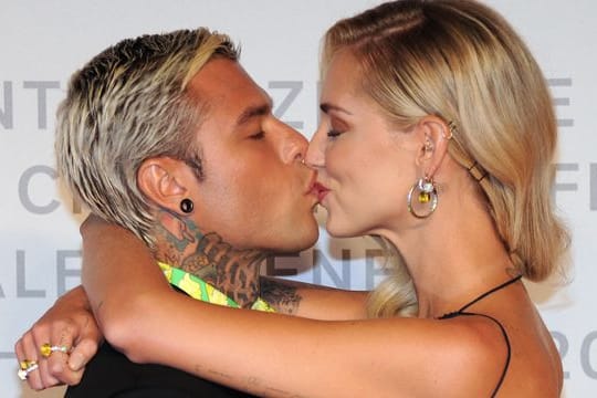 Chiara Ferragni küsst ihren Mann, den Rapper Fedez.