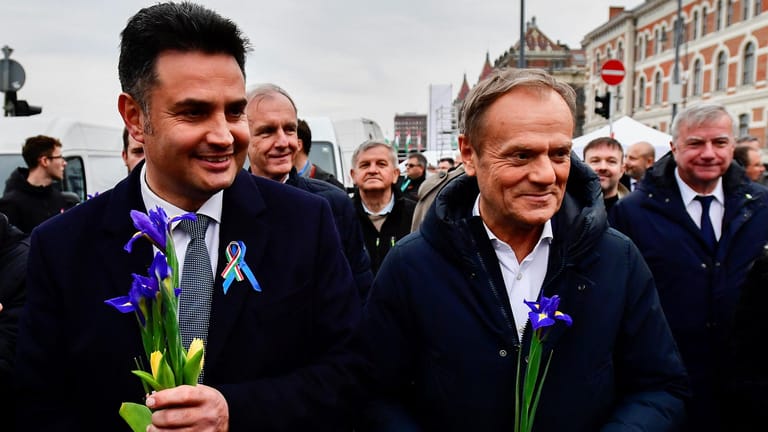 Prominente Unterstützung im Wahlkampf: Der frühere polnische Ministerpräsident Donald Tusk begleitet Márki-Zay im Wahlkampf.