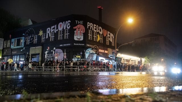 Der KitKatClub im strömenden Regen: Der Andrang ist trotzdem groß.