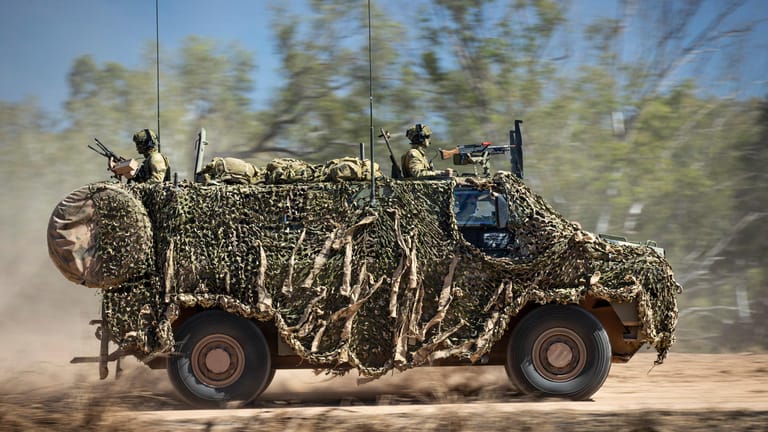 Warum nicht auch schwere Waffen? Australien hat sich entschieden, Bushmaster-Panzerfahrzeuge in die Ukraine zu schicken.