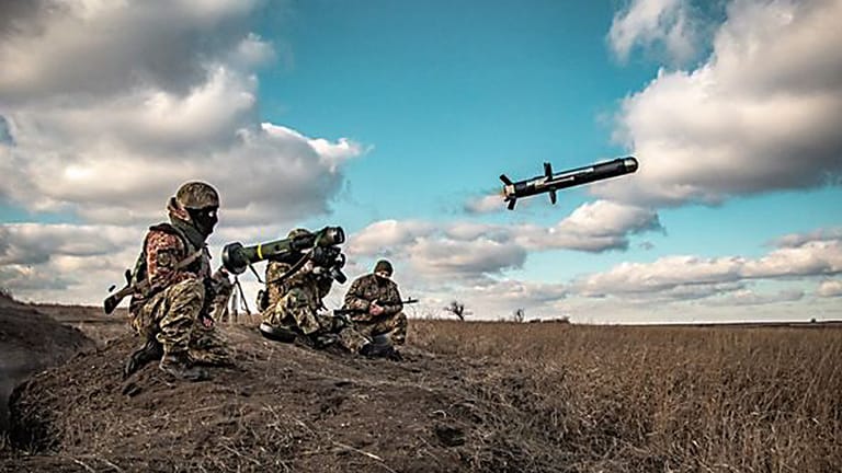 Ukrainische Soldaten feuern eine Panzerabwehrrakete ab: Die Regierung in Kiew wartet auf die nächste russische Angriffswelle.