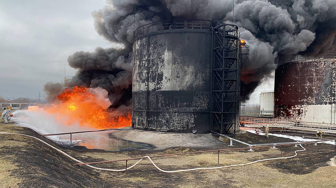 Ein brennendes Öllager in Belgorod (Archivbild): Die Ukraine schließt Angriffe auf russischem Staatsgebiet nicht aus