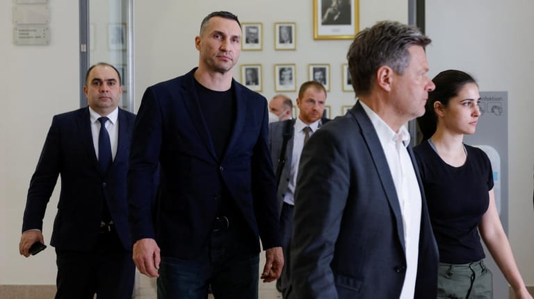 Ex-Boxer Klitschko als ukrainischer Gesandter auf Deutschlandreise: Bei dem Treffen mit Wirtschaftsminister Habeck ging es auch um neue Waffenlieferungen.