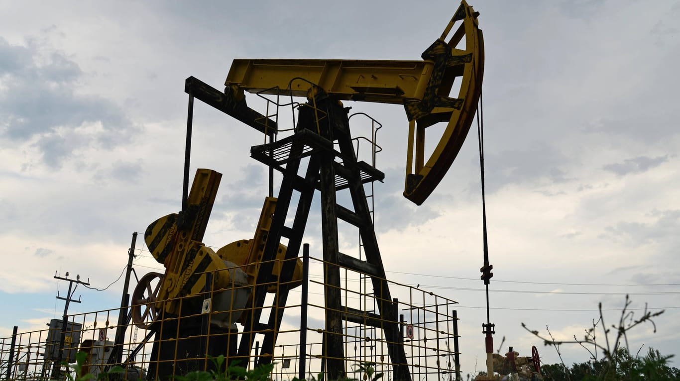 Russische Ölpumpe in Betrieb (Symbolbild): Russland ist einer der weltweit größten Ölförderer. Der Krieg in der Ukraine führt daher zu einer angespannten Lage auf dem Ölmarkt.