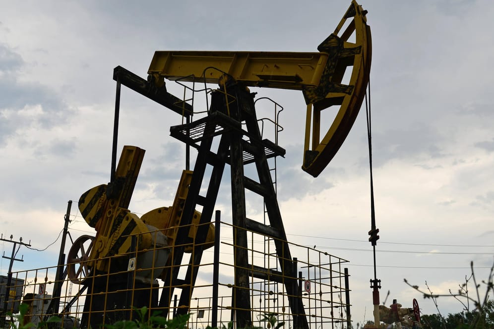 Russische Ölpumpe in Betrieb (Symbolbild): Russland ist einer der weltweit größten Ölförderer. Der Krieg in der Ukraine führt daher zu einer angespannten Lage auf dem Ölmarkt.
