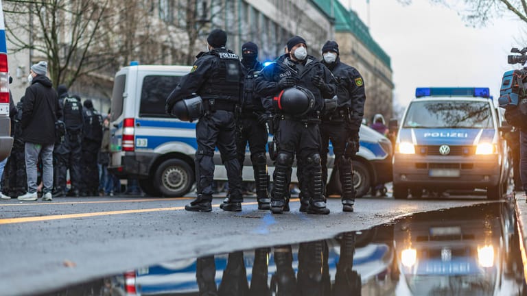 Einsatzkräfte der Berliner Polizei (Symbolfoto): Eine in der Hauptstadt vermisste Frau wurde in Österreich entdeckt.