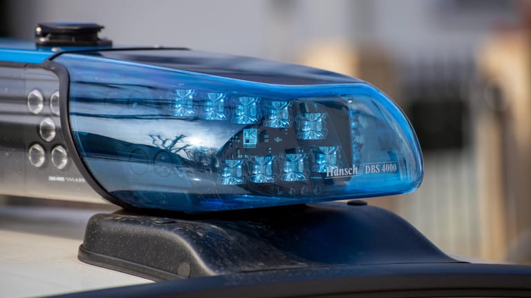 Blaulicht an einem Polizeiwagen (Symbolbild): Mitte März soll eine Frau in Mittelfranken entführt und missbraucht worden sein. Ermittlungen ergaben nun, dass die Angaben nicht haltbar seien.