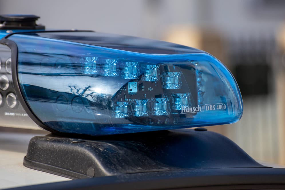Blaulicht an einem Polizeiwagen (Symbolbild): Mitte März soll eine Frau in Mittelfranken entführt und missbraucht worden sein. Ermittlungen ergaben nun, dass die Angaben nicht haltbar seien.