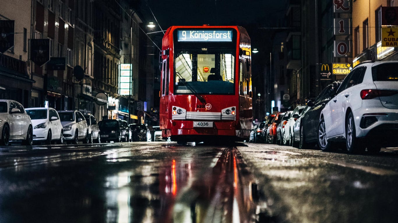 Straßenbahn bei Nacht: Bislang macht die KVB zwischen Sonntag und Donnerstag nachts eine mehrstündige Betriebspause. Ändert sich das bald?