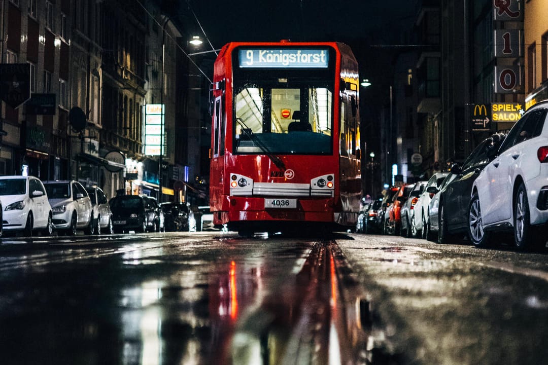 Straßenbahn bei Nacht: Bislang macht die KVB zwischen Sonntag und Donnerstag nachts eine mehrstündige Betriebspause. Ändert sich das bald?