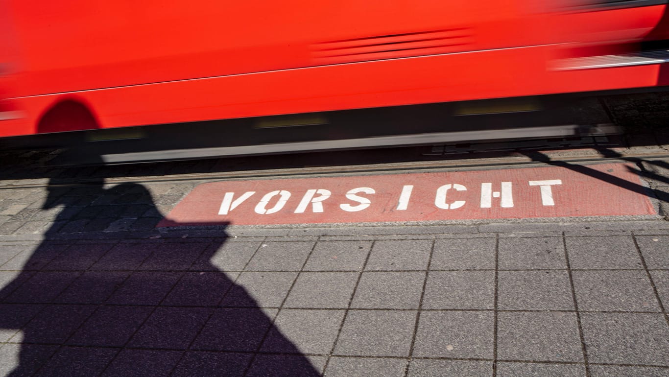 Warnhinweis an einem Bahnübergang (Symbolbild): In München wurde eine Frau auf den Gleisen vom Zug erfasst und getötet.