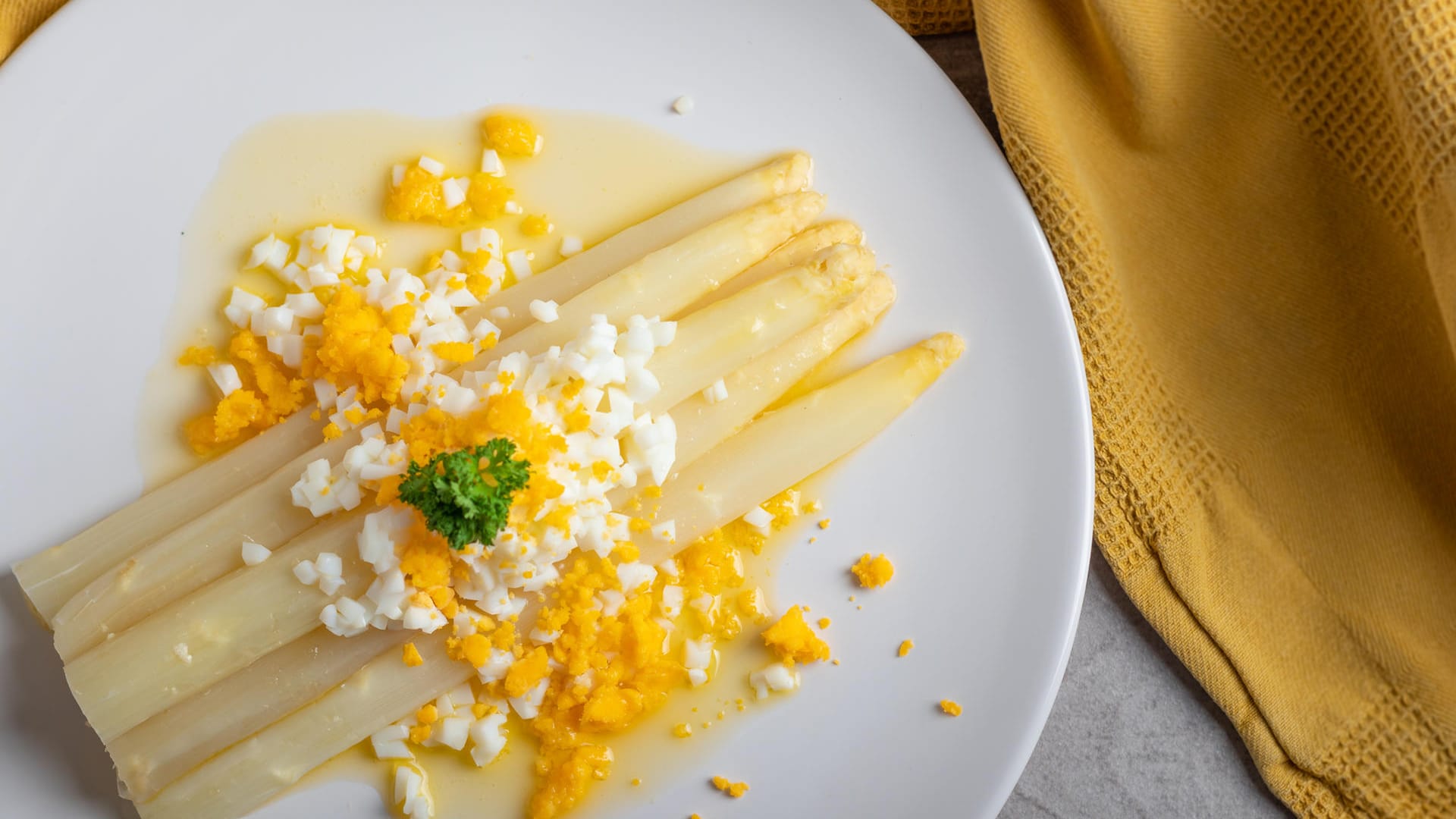 Spargel mit Eier-Soße: Die Bozener Sauce (auch Bozner Sauce) aus Südtirol ist eine tolle Alternative zu den sonst cremigen Soßen.