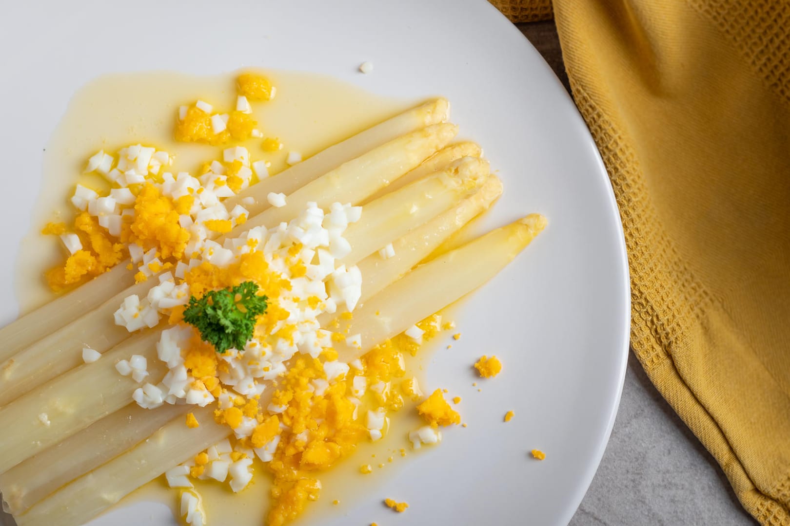 Spargel mit Eier-Soße: Die Bozener Sauce (auch Bozner Sauce) aus Südtirol ist eine tolle Alternative zu den sonst cremigen Soßen.