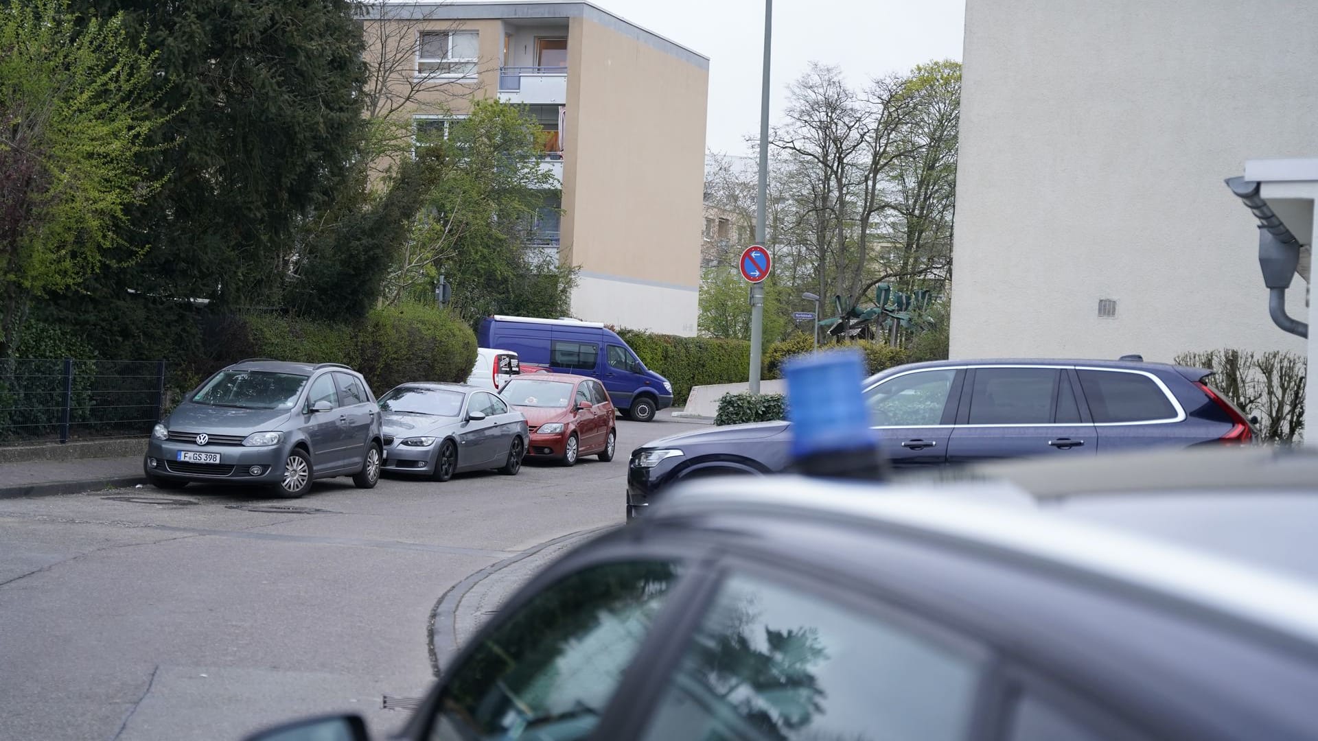 Polizei in dem Wohngebiet, wo der Mann gefunden wurde: Die Todesursache ist noch unklar. Polizei in dem Wohngebiet, wo der Mann gefunden wurde: Die Todesursache ist noch unklar.