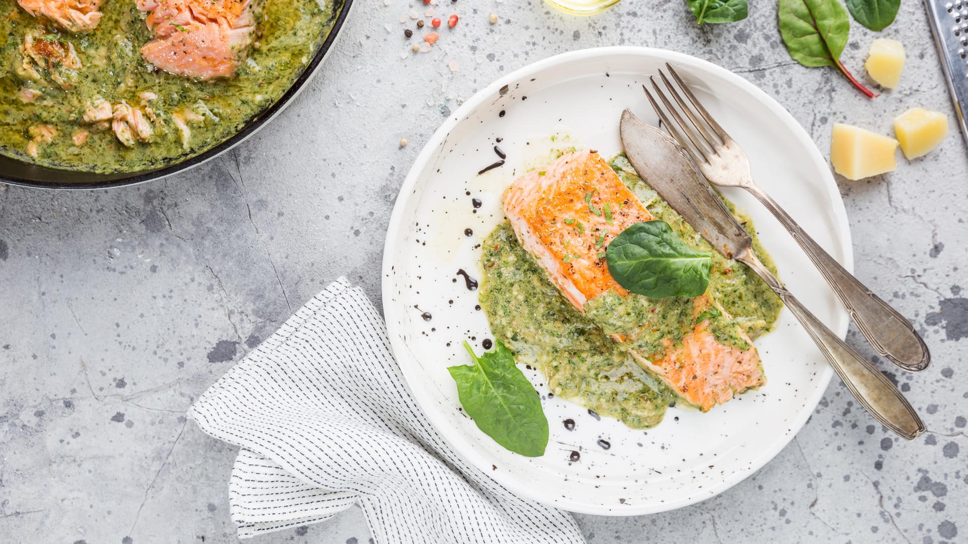 Lachs mit Kräutersoße: Neben einer Kräuter-Senf-Creme passen zu Lachs auch eine Zitronenbutter-, Honig-Senf-oder eine Weißwein-Sahne-Soße.