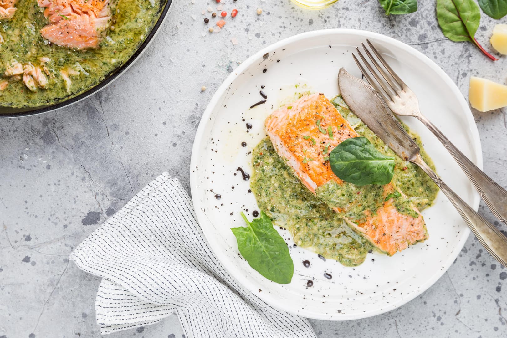 Lachs mit Kräutersoße: Neben einer Kräuter-Senf-Creme passen zu Lachs auch eine Zitronenbutter-, Honig-Senf-oder eine Weißwein-Sahne-Soße.