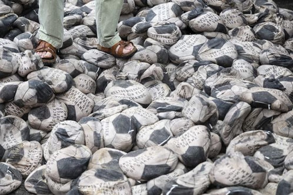 Als Protest wurden 6500 mit Sand gefüllte Fußbälle vor dem FIFA-Sitz in Zürich abgeladen.