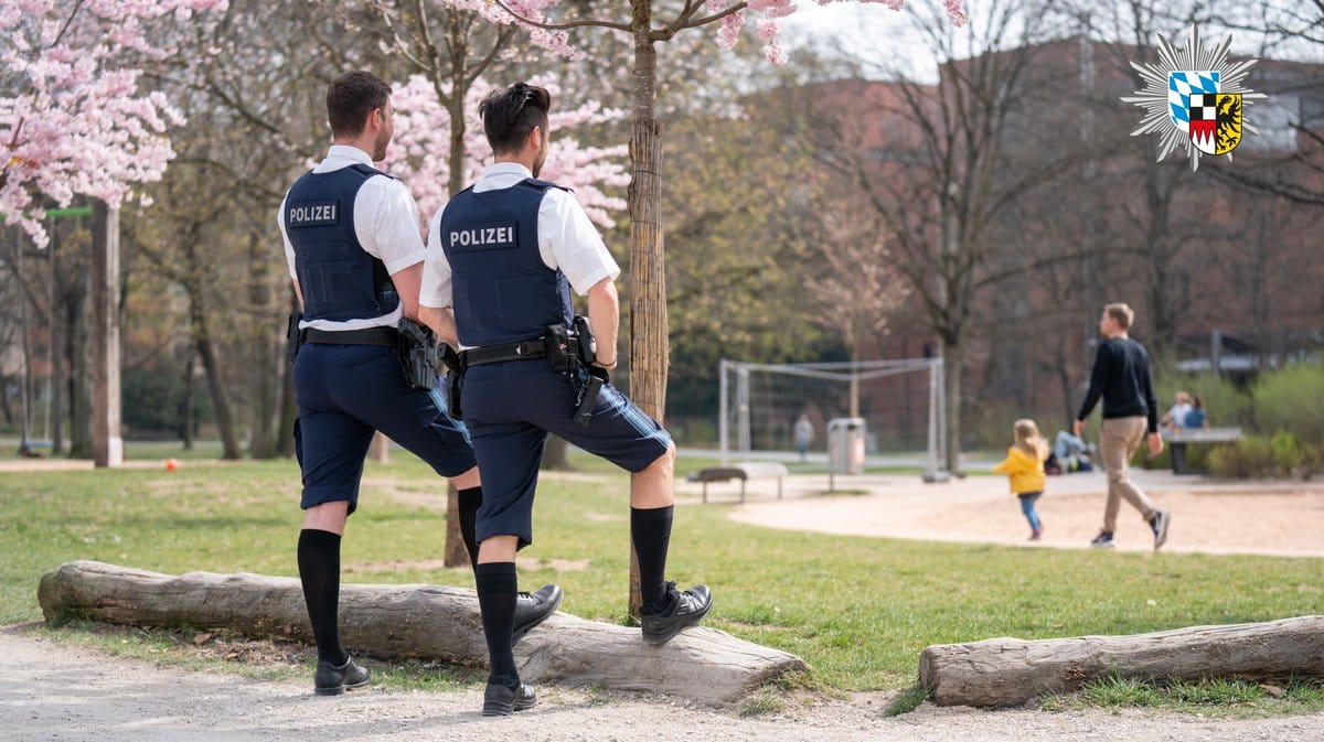 Die Polizei stellt ihren Sommer-Dresscode vor: Das Polizeipräsidium Mittelfranken erlaubte sich mit diesem Motiv auf Twitter einen Aprilscherz.