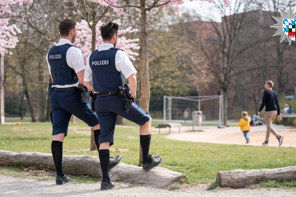 Die Polizei stellt ihren Sommer-Dresscode vor: Das Polizeipräsidium Mittelfranken erlaubte sich mit diesem Motiv auf Twitter einen Aprilscherz.