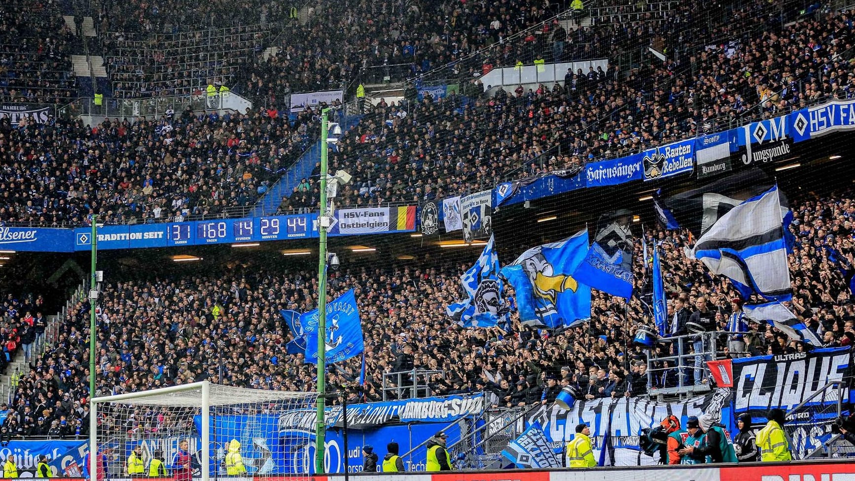 Die aktiven HSV-Fans auf ihrem Stammplatz, der Nordtribüne (Archivbild): Nach mehr als zwei Jahren wollen die Ultra-Gruppen ins Stadion zurückkehren.