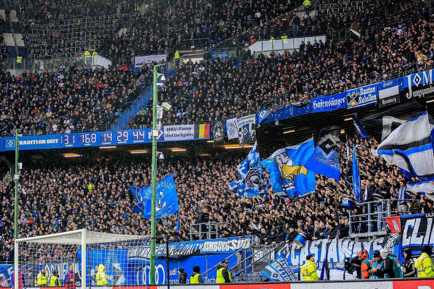 Die aktiven HSV-Fans auf ihrem Stammplatz, der Nordtribüne (Archivbild): Nach mehr als zwei Jahren wollen die Ultra-Gruppen ins Stadion zurückkehren.