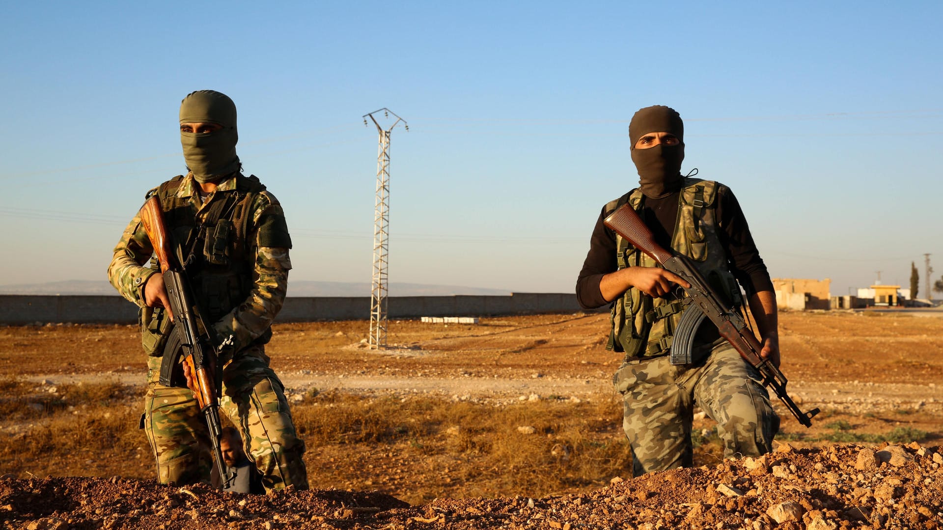 Kämpfer der syrischen Armee nahe Aleppo (Symbolbild): Russland hat offenbar Hunderte Söldner aus Syrien rekrutiert.