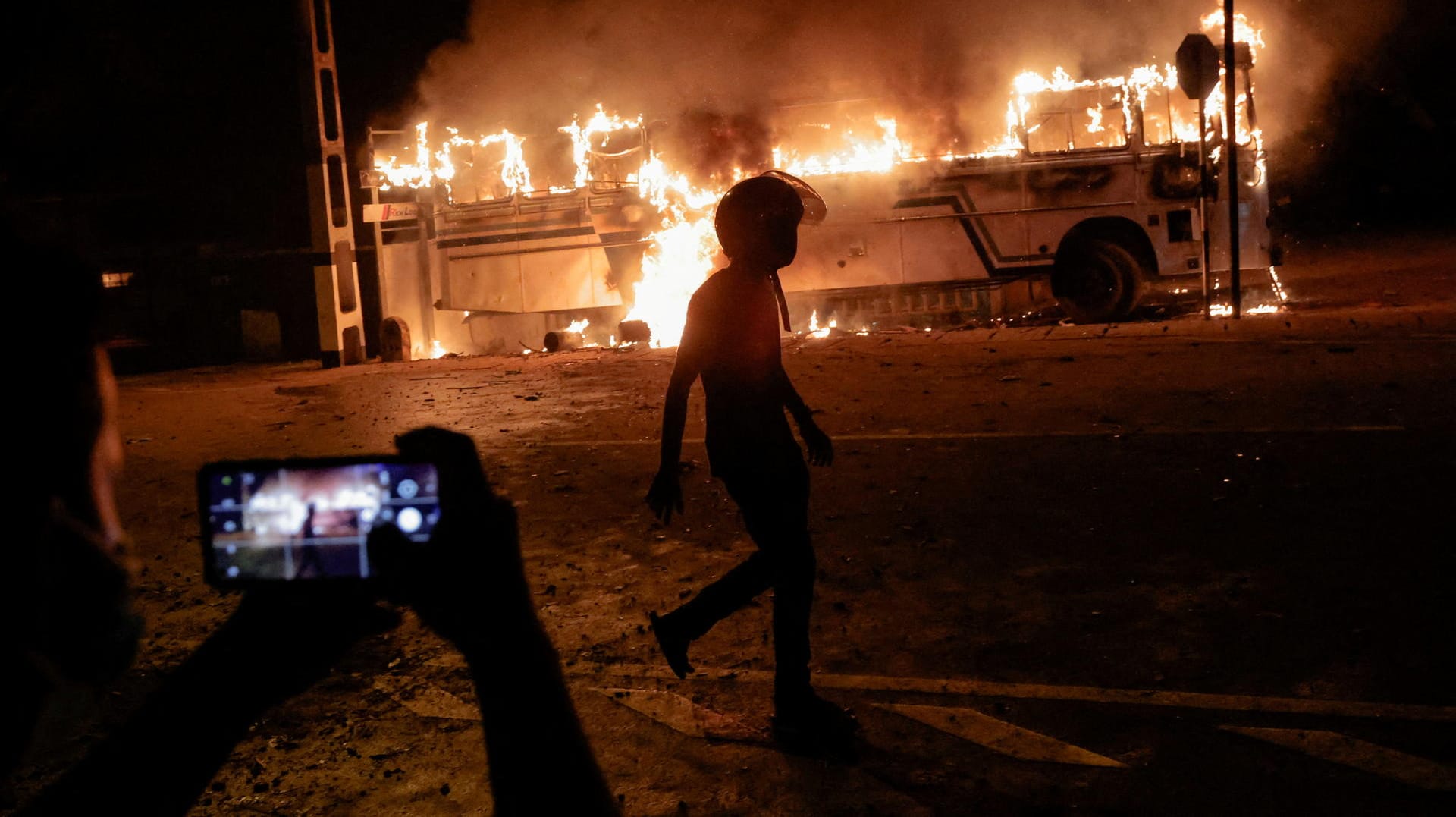 Colombo, Sri Lanka: Bei den Ausschreitungen in der Hauptstadt setzten Demonstranten nahe des Wohnhauses des srilankischen Präsidenten mehrere Busse in Brand.