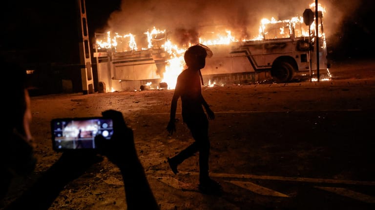 Colombo, Sri Lanka: Bei den Ausschreitungen in der Hauptstadt setzten Demonstranten nahe des Wohnhauses des srilankischen Präsidenten mehrere Busse in Brand.