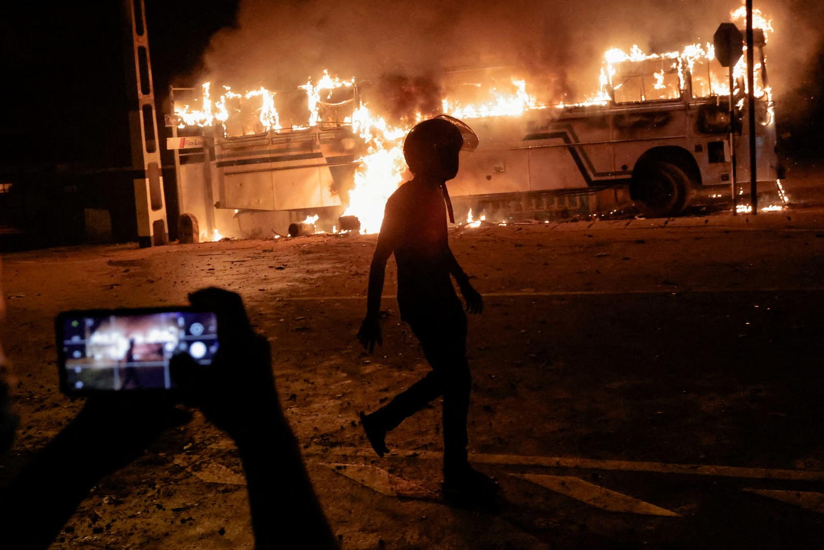 Colombo, Sri Lanka: Bei den Ausschreitungen in der Hauptstadt setzten Demonstranten nahe des Wohnhauses des srilankischen Präsidenten mehrere Busse in Brand.