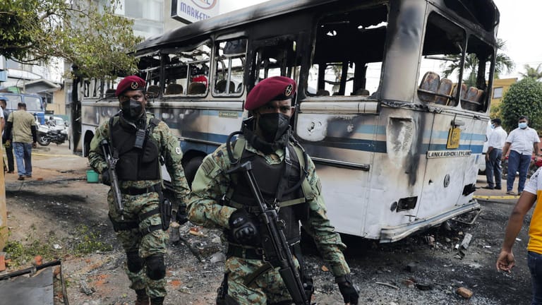 Colombo, Sri Lanka: Am Freitag wurde die Polizeipräsenz nach der nächtlichen Ausgangssperre deutlich gesteigert.