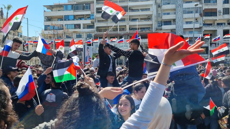 Menschen demonstrieren in Syrien: Sie drücken ihre Unterstützung für die syrischen Kämpfer aus, die an der Seite Russlands in den Krieg gegen die Ukraine ziehen.