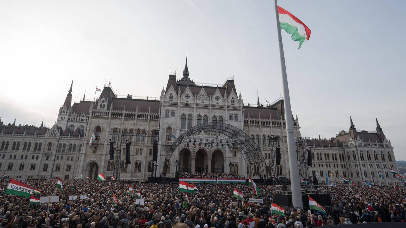 Wahlkampfveranstaltung von Orbán in Budapest: Zehntausende kamen vor das Parlament.