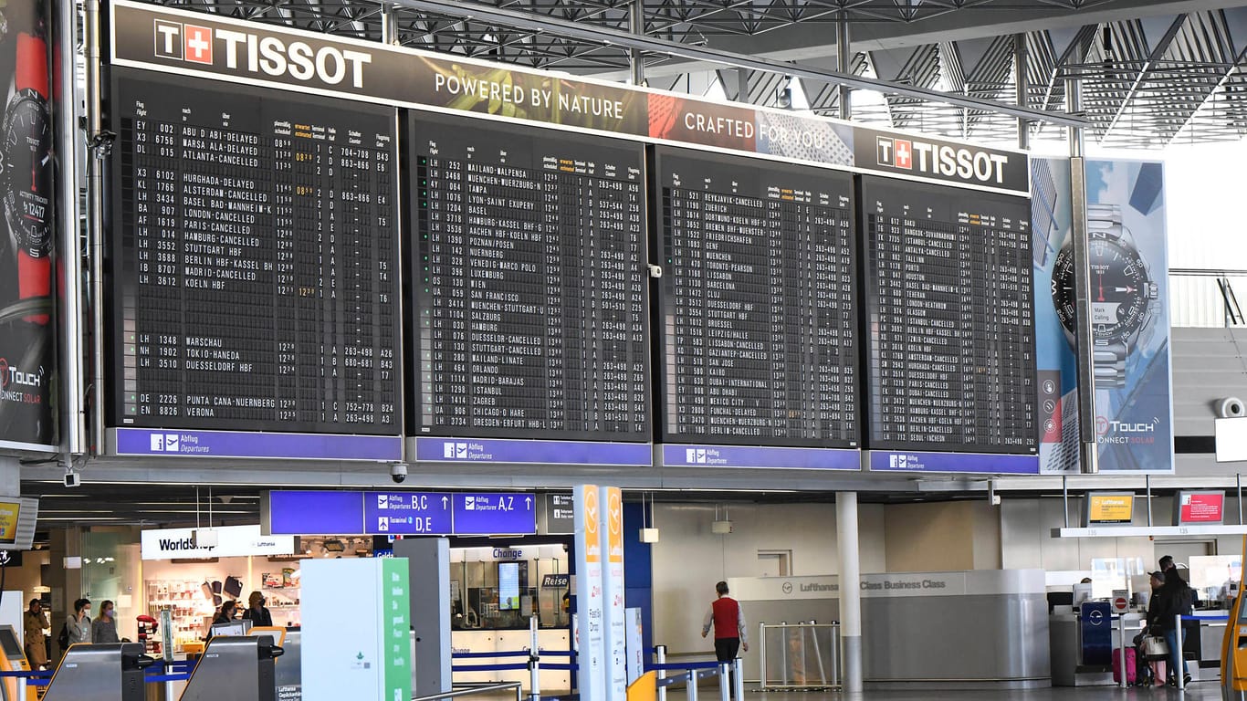 Fluganzeige im Terminal des Frankfurter Flughafens (Symbolbild): Die Maskenpflicht entfällt am 2. April.