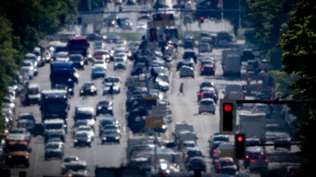 Autos, Lkw, Lieferfahrzeuge und verstopfte Straßen: Wer in der Stadt lebt, kann meist keine saubere Luft atmen. Autos, Lkw, Lieferfahrzeuge und verstopfte Straßen: Wer in der Stadt lebt, kann meist keine saubere Luft atmen.