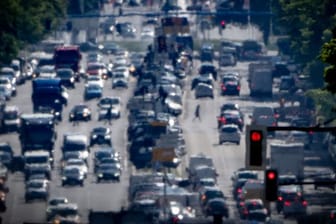 Autos, Lkw, Lieferfahrzeuge und verstopfte Straßen: Wer in der Stadt lebt, kann meist keine saubere Luft atmen.