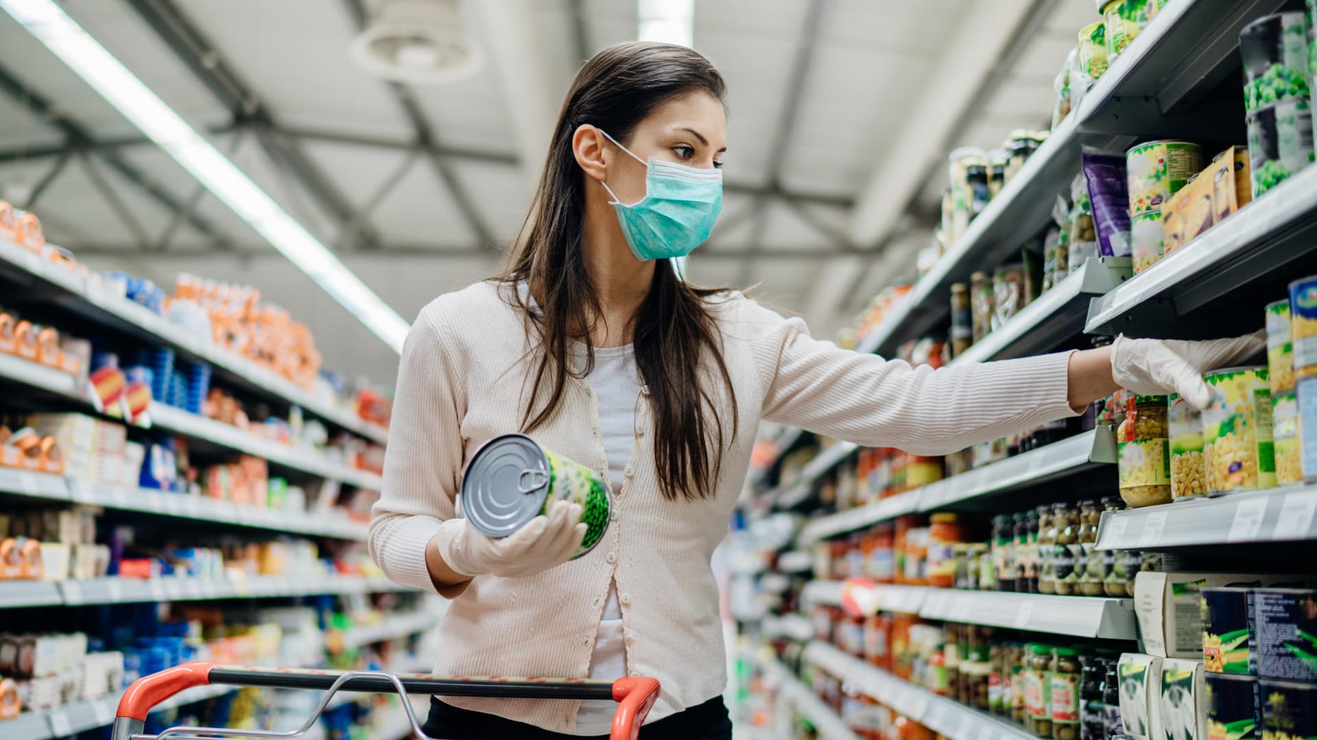 Maskenpflicht im Supermarkt: Künftig könnten die Masken in Geschäften immer seltener werden.