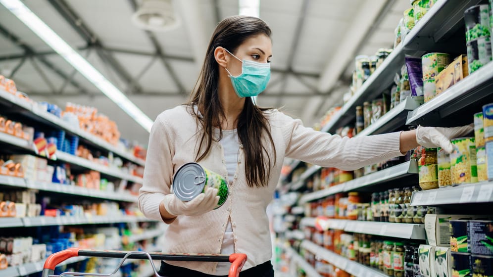 Maskenpflicht im Supermarkt: Künftig könnten die Masken in Geschäften immer seltener werden.