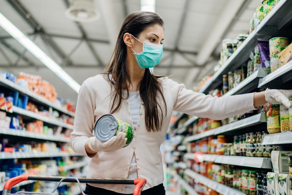 Maskenpflicht im Supermarkt: Künftig könnten die Masken in Geschäften immer seltener werden.