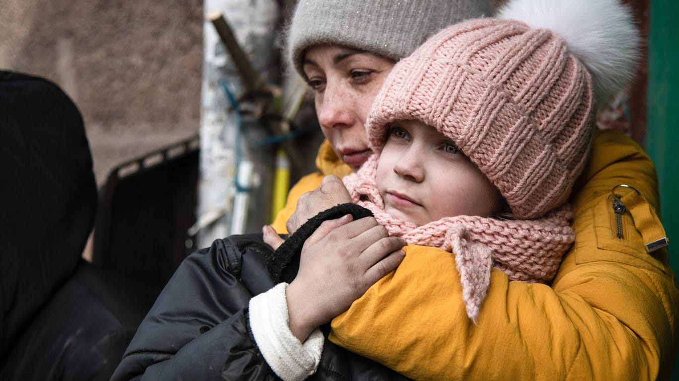 Eine Mutter und ihr Sohn im zerstörten Mariupol: "Seit Donnerstag haben die russischen Truppen konsequent selbst kleine Mengen humanitärer Hilfe blockiert".