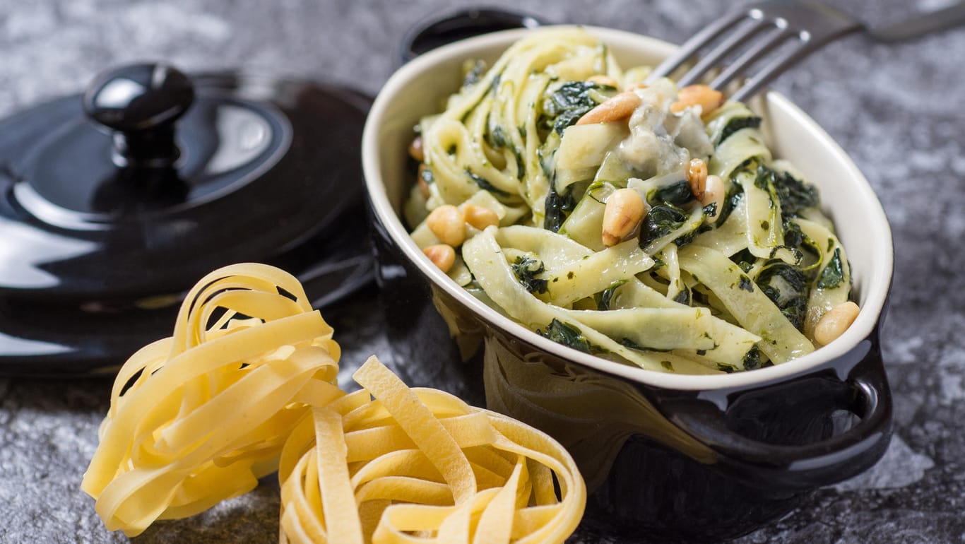 Bandnudeln mit Spinat und Gorgonzola: Zu Nudelgerichten passen leckere geröstete Pinienkerne.