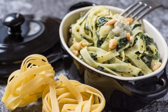 Bandnudeln mit Spinat und Gorgonzola: Zu Nudelgerichten passen leckere geröstete Pinienkerne.