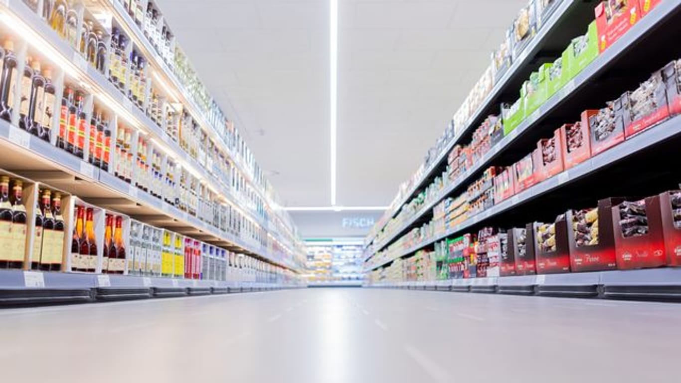 Die Lebensmittelpreise in Deutschland dürften nach Einschätzung der Handelsbranche weiter deutlich zulegen - und bei Aldi wird das schon ab Montag zu spüren sein.
