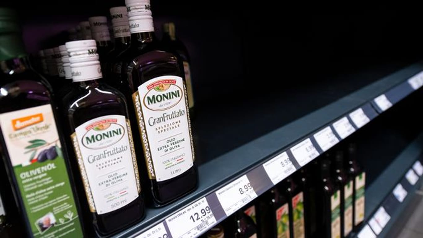 Nur noch wenige Flaschen Öl stehen in einem Regal in einem Supermarkt.