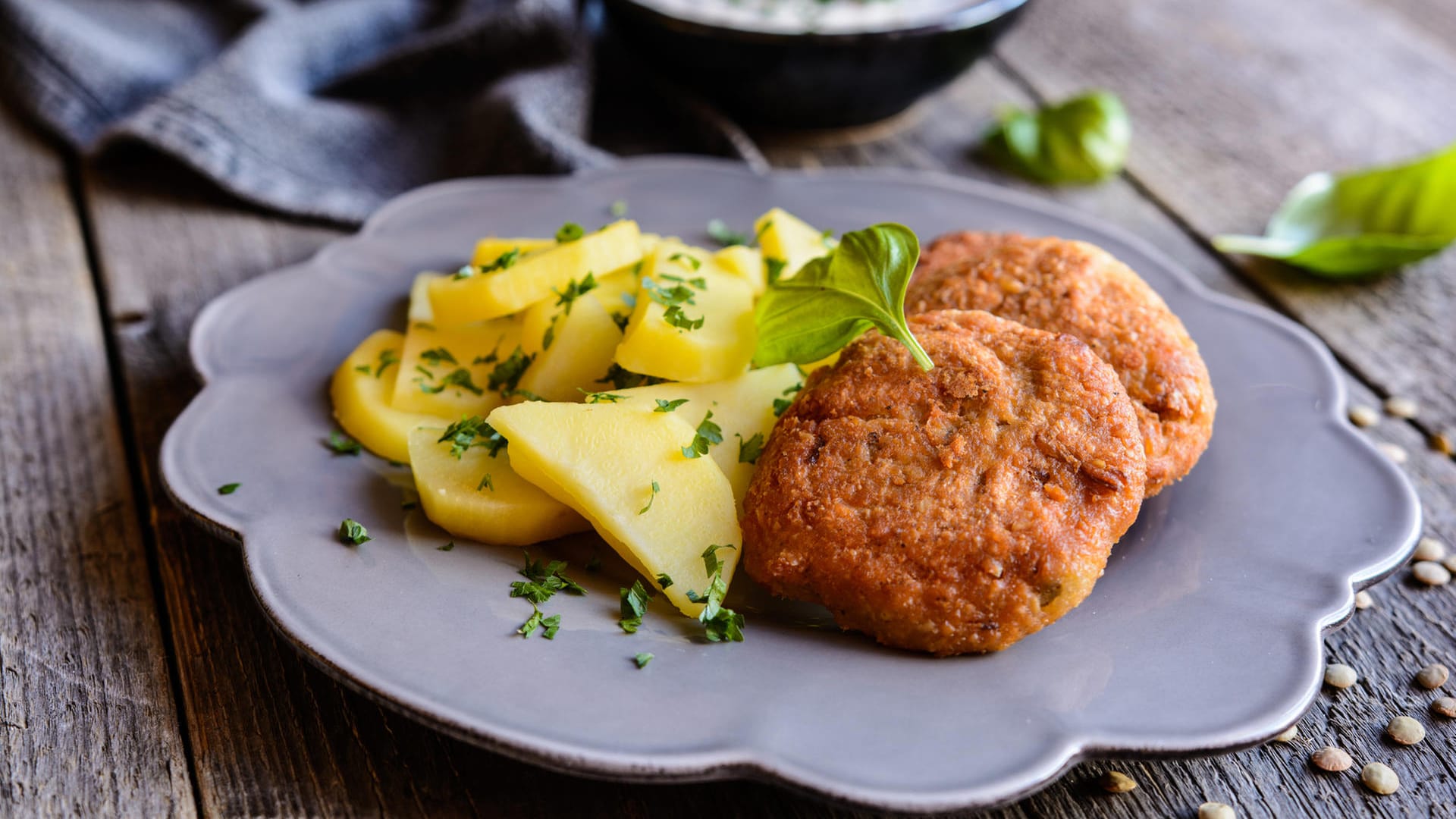 Linsenpuffer mit Kartoffeln: Linsenpuffer schmecken gut zu Kartoffeln und Joghurt-Dip.